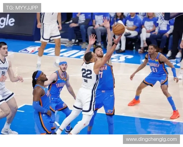 霍姆格伦飞人隔扣雄鹿，雷霆四连胜开局势如破竹