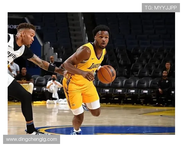 布朗尼左手变向转身后仰压哨命中展现丝滑小连招绝技