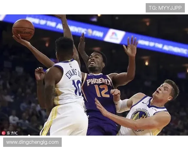 芬奇称赞迪林厄姆与里德默契配合突破篮下表现出色